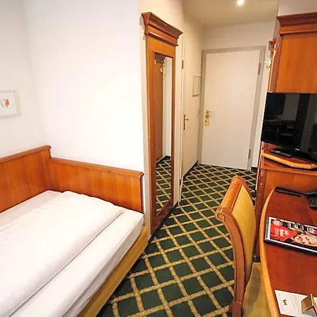 祖姆格尔登欧森林酒店 酒店 史塔卡赫
